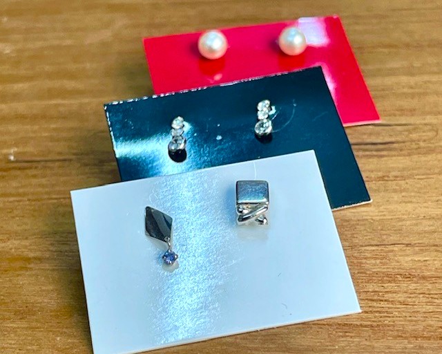 ピアス台紙 50枚セット 40x30mm 3色 白 黒 赤 ツヤあり