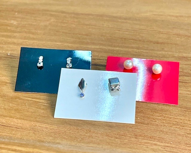 ピアス台紙 50枚セット 40x30mm 3色 白 黒 赤 ツヤあり