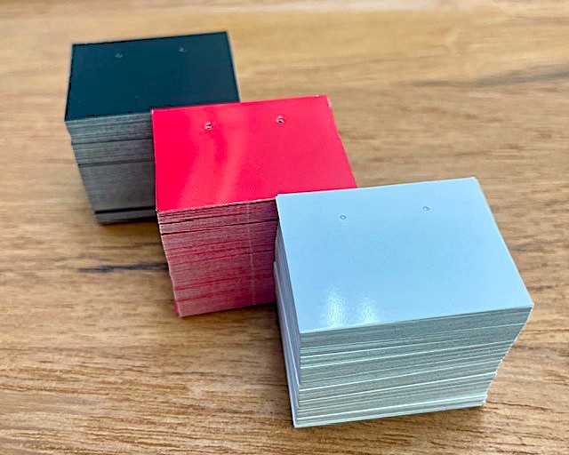 ピアス台紙 50枚セット 40x30mm 3色 白 黒 赤 ツヤあり